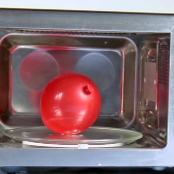 Cómo inflar un globo en un microondas. Ciencia para niños