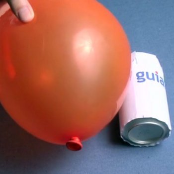 Rodar una lata con un globo