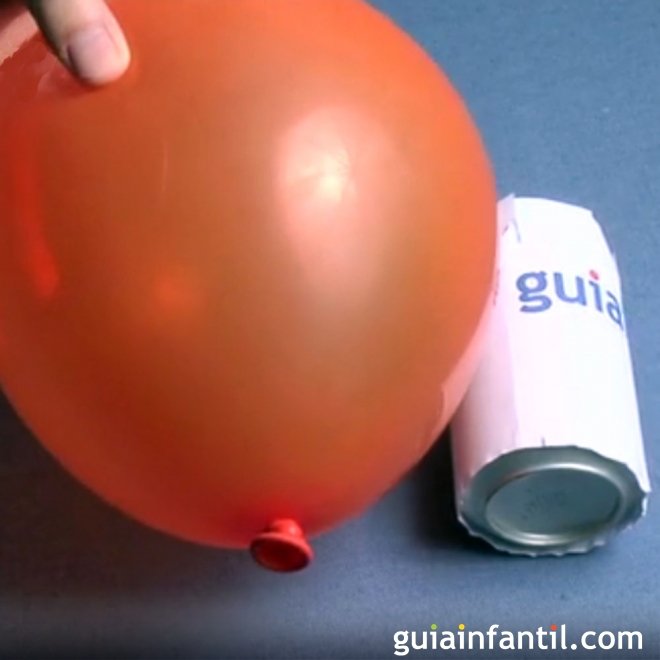Experimentos infantiles. Cómo hacer rodar una lata con un globo