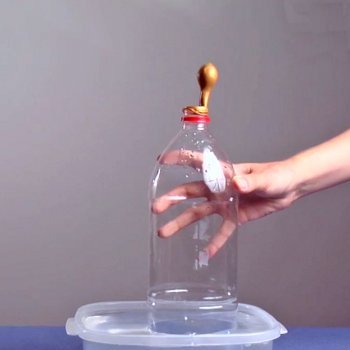 Inflar un globo con media botella