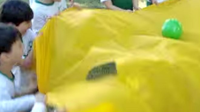 El fútbol de paracaídas, un juego infantil para fomentar el trabajo en equipo