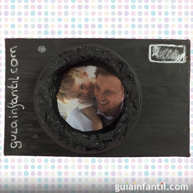 Cómo hacer una caja marco con forma de cámara de fotos