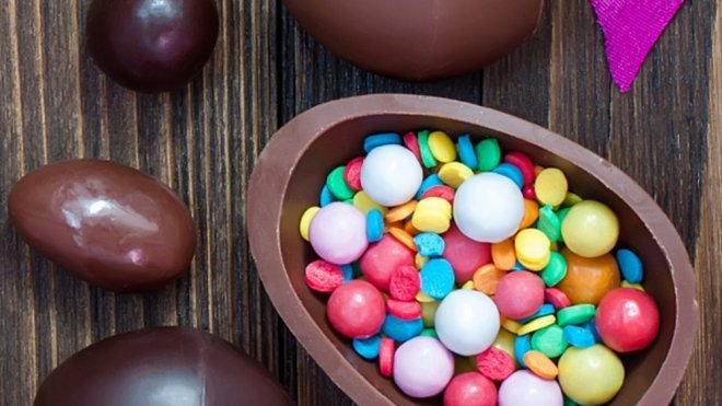 Cómo hacer huevos de chocolate con sorpresa para Pascua