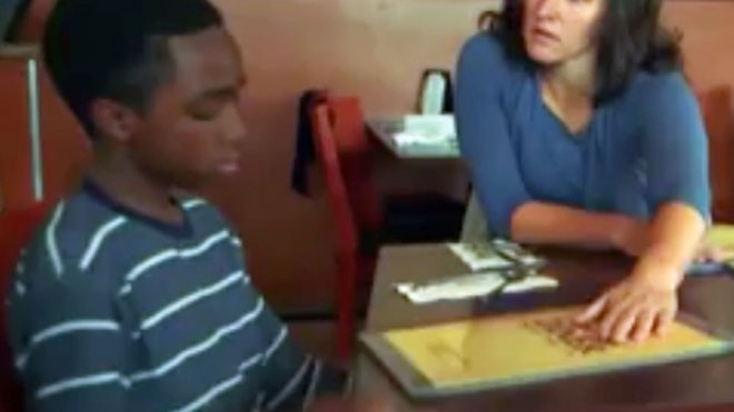 La madre que trata de forma diferente a su hijo de acogida