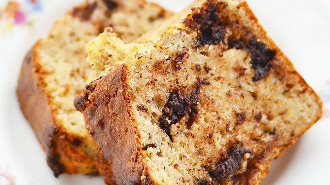 Cómo hacer un bizcocho de plátano con bolitas de chocolate