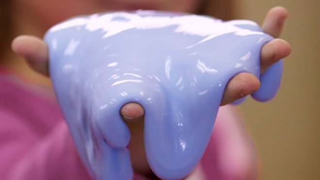 Cómo hacer flubber o masa sensorial con los niños. Experimento infantil