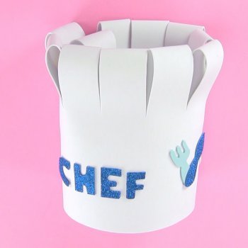 Gorro de cocinero infantil hecho de papel de cocina, manualidades fáciles.  