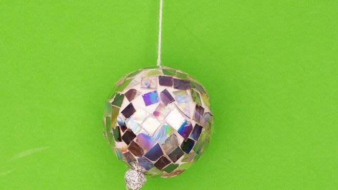 Cómo hacer una bola de discoteca casera