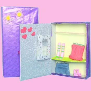 Un armário de muñecas con cajas
