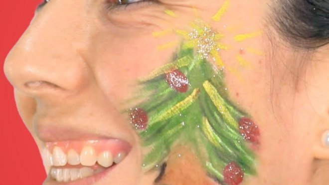 Cómo hacer un maquillaje de árbol de Navidad a los niños