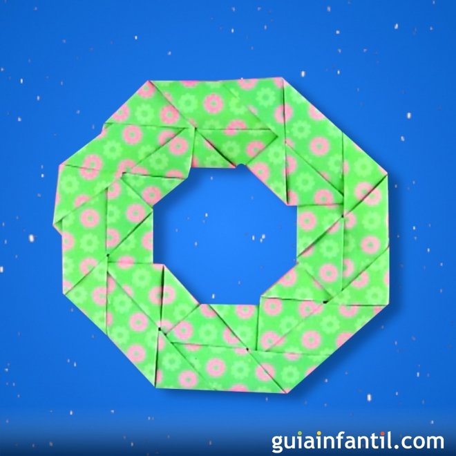 Cómo hacer una corona de Navidad de origami