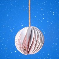 Bola de Navidad de origami para adornar el árbol