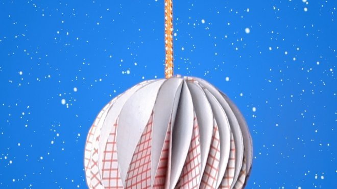 Bola de Navidad de origami para adornar el árbol