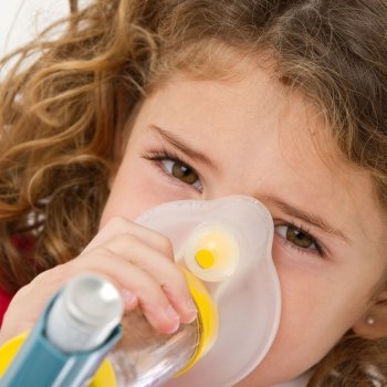 Cómo usar, paso a paso, un inhalador con cámara espaciadora