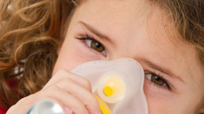 Cómo usar, paso a paso, un inhalador con cámara espaciadora