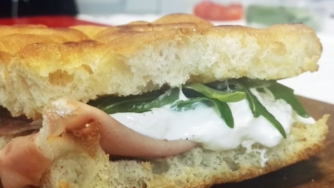 Cómo hacer una Focaccia con burrata para la merienda de los niños