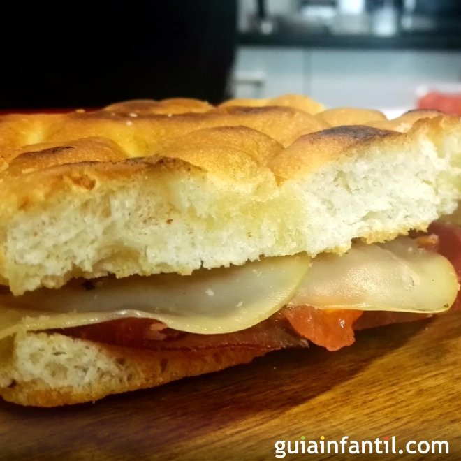 Receta de focaccia de cecina para la merienda de los niños