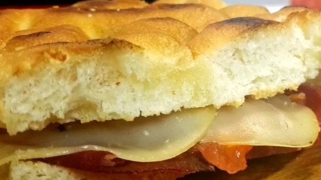 Receta de focaccia de cecina para la merienda de los niños