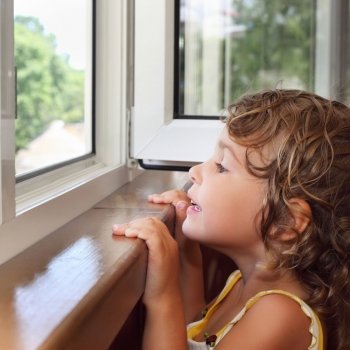 Consejos para evitar caídas infantiles a gran altura