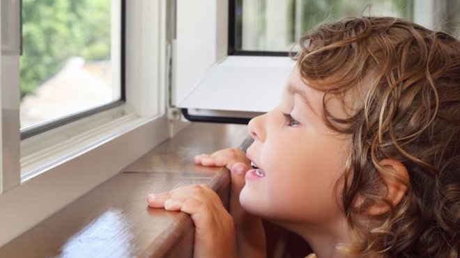 Consejos para evitar caídas infantiles a gran altura