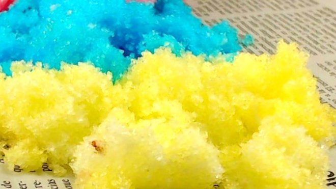 Cómo hacer nieve de colores con un pañal de bebé