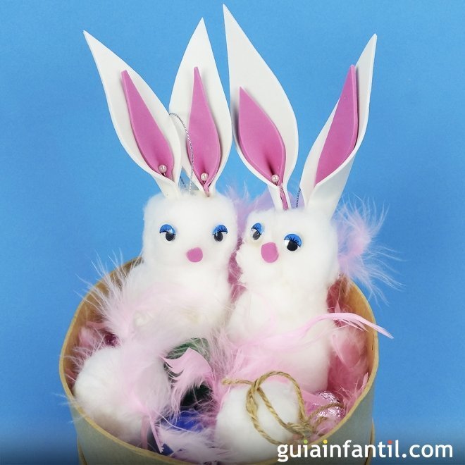 Cómo hacer un esponjoso conejo de Pascua con algodón - DIY para niños