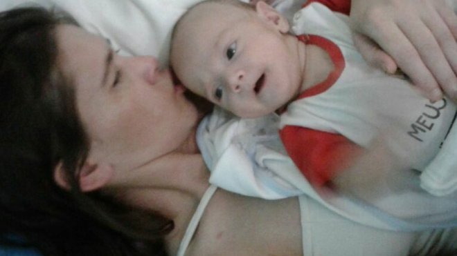 Da a luz estando en coma, le acercan a su bebé y se produce el milagro
