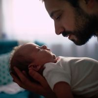 Un padre calma a su bebé con la técnica del 'Om'