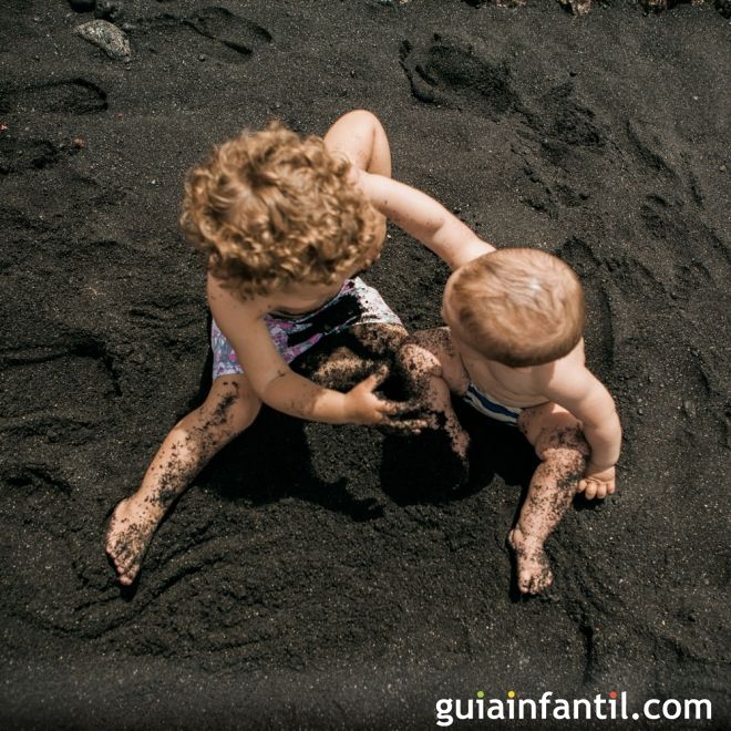 Una pelea entre bebés grabada por sus propios padres