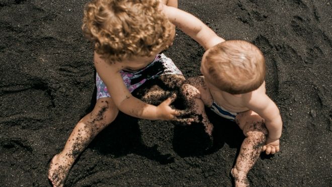 Una pelea entre bebés grabada por sus propios padres
