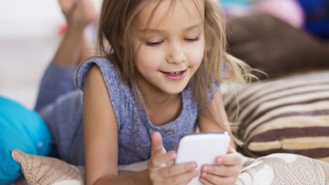 La edad recomendada para que un niño tenga smartphone o tablet