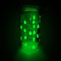 Cómo hacer un frasco fluorescente que brilla en la oscuridad