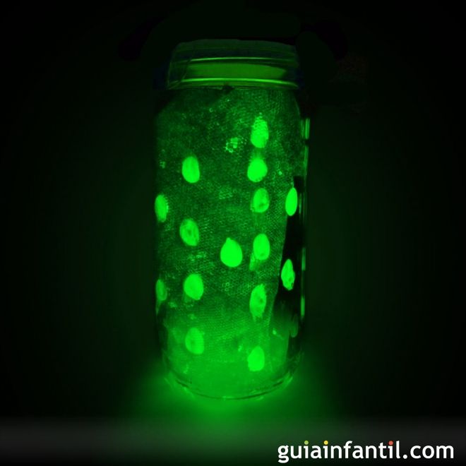 Cómo hacer un frasco fluorescente que brilla en la oscuridad