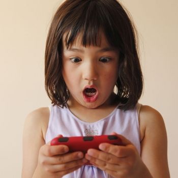 Peligros a los que se enfrenta un niño por usar smartphone