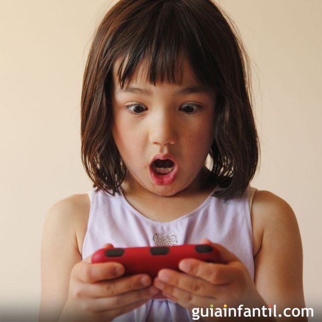 Peligros a los que se enfrenta un niño por usar smartphone