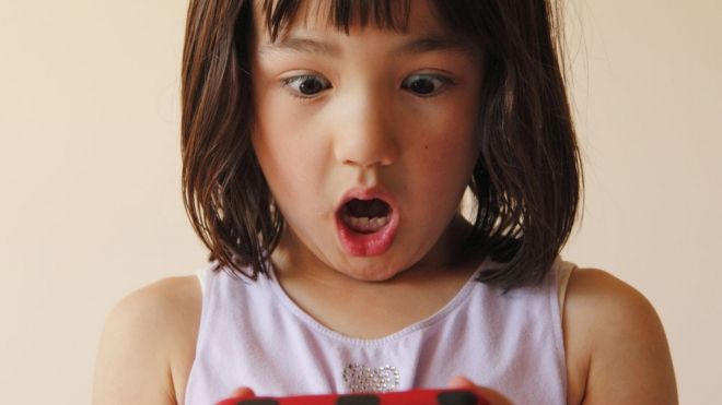 Peligros a los que se enfrenta un niño por usar smartphone
