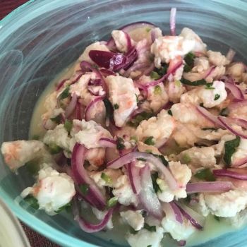 Cómo hacer ceviche peruano de pescado y gambas, paso a paso