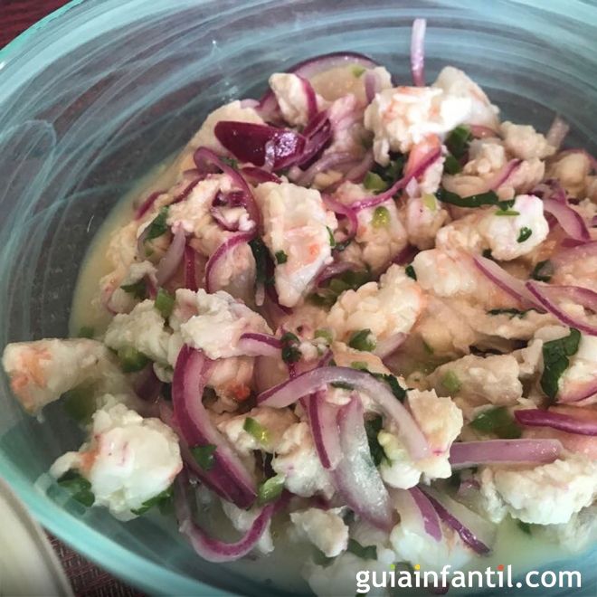 Cómo hacer ceviche peruano de pescado y gambas, paso a paso