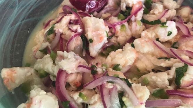 Cómo hacer ceviche peruano de pescado y gambas, paso a paso