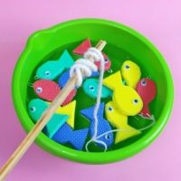 Cómo hacer un juego infantil para pescar peces