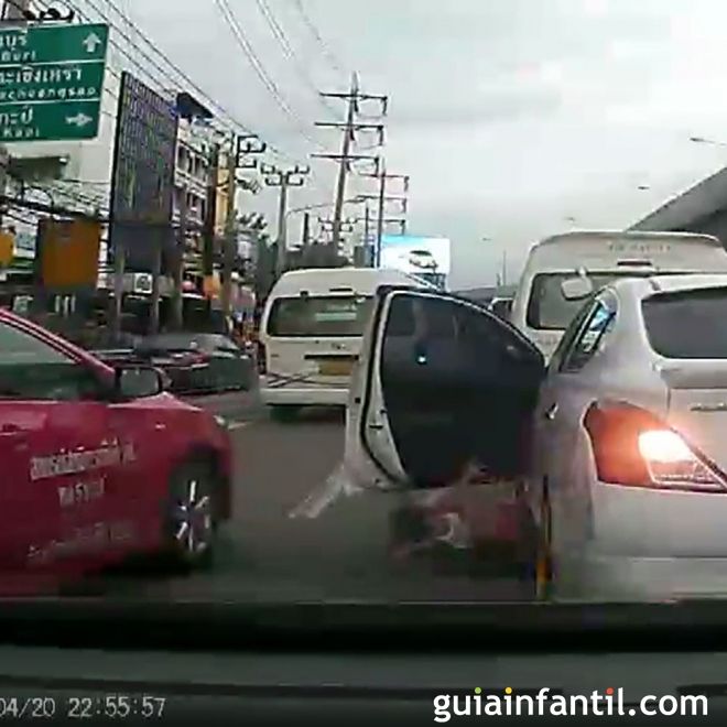 Una niña cae de un coche en marcha por no llevar cinturón de seguridad