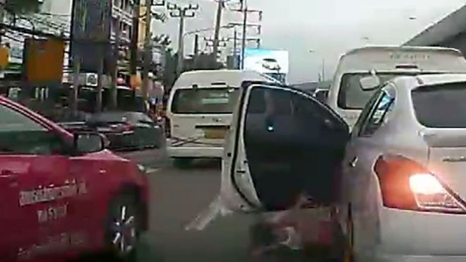 Una niña cae de un coche en marcha por no llevar cinturón de seguridad