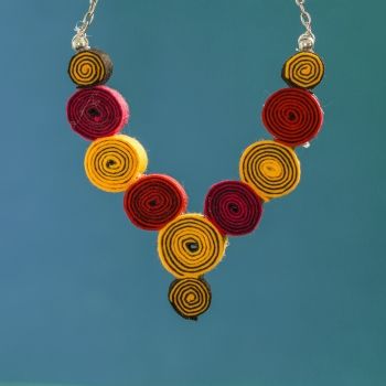 Cómo hacer un collar de fieltro. Manualidad infantil con material de reciclaje