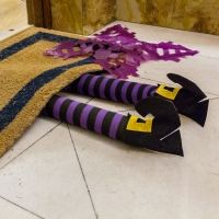 Piernas de bruja para decorar la casa en Halloween. Manualidades para niños