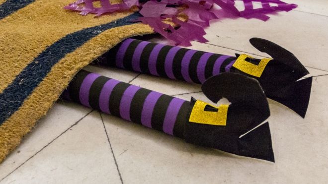 Piernas de bruja para decorar la casa en Halloween. Manualidades para niños