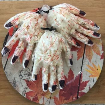 Manos sangrientas con palomitas para Halloween. Recetas divertidas para niños