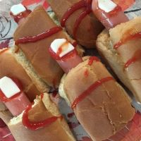 Receta de hot dogs con dedos sangrientos. Ideas para celebrar Halloween con los niños