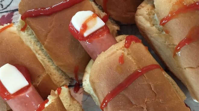 Receta de hot dog con dedos sangrientos para celebrar Halloween con los niños