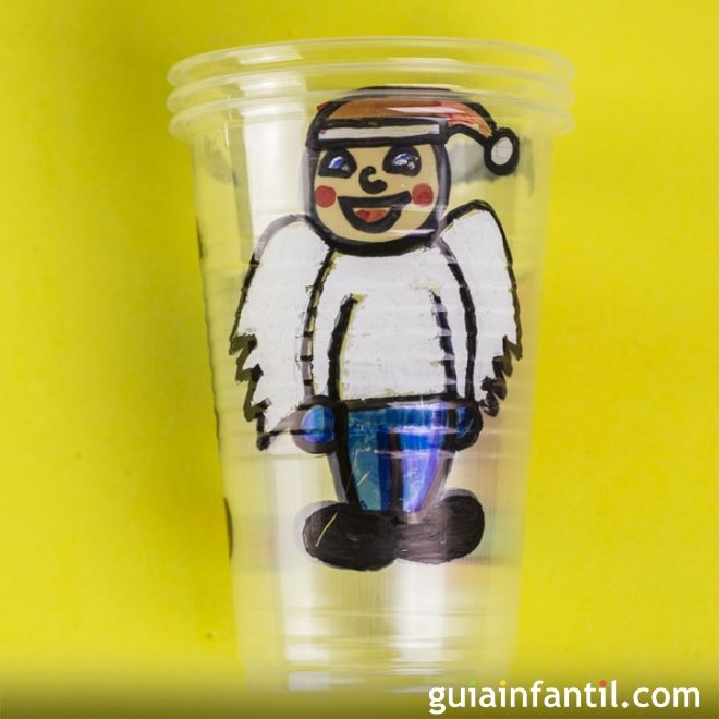 Juego con vasos de plástico para Navidad. Manualidades de reciclaje para niños