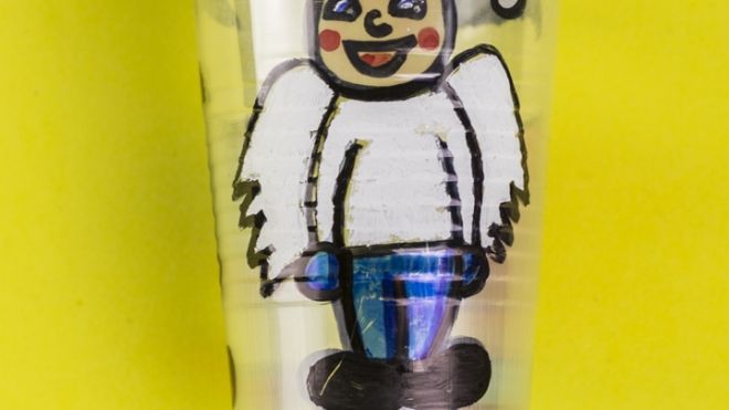 Juego con vasos de plástico para Navidad. Manualidades de reciclaje para niños
